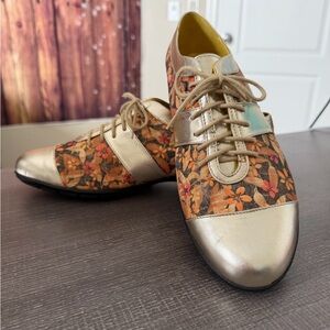 Amalfi By Rangoni Women's Gold Floral Leather Lace-Up
Oxford Sneakers size 9